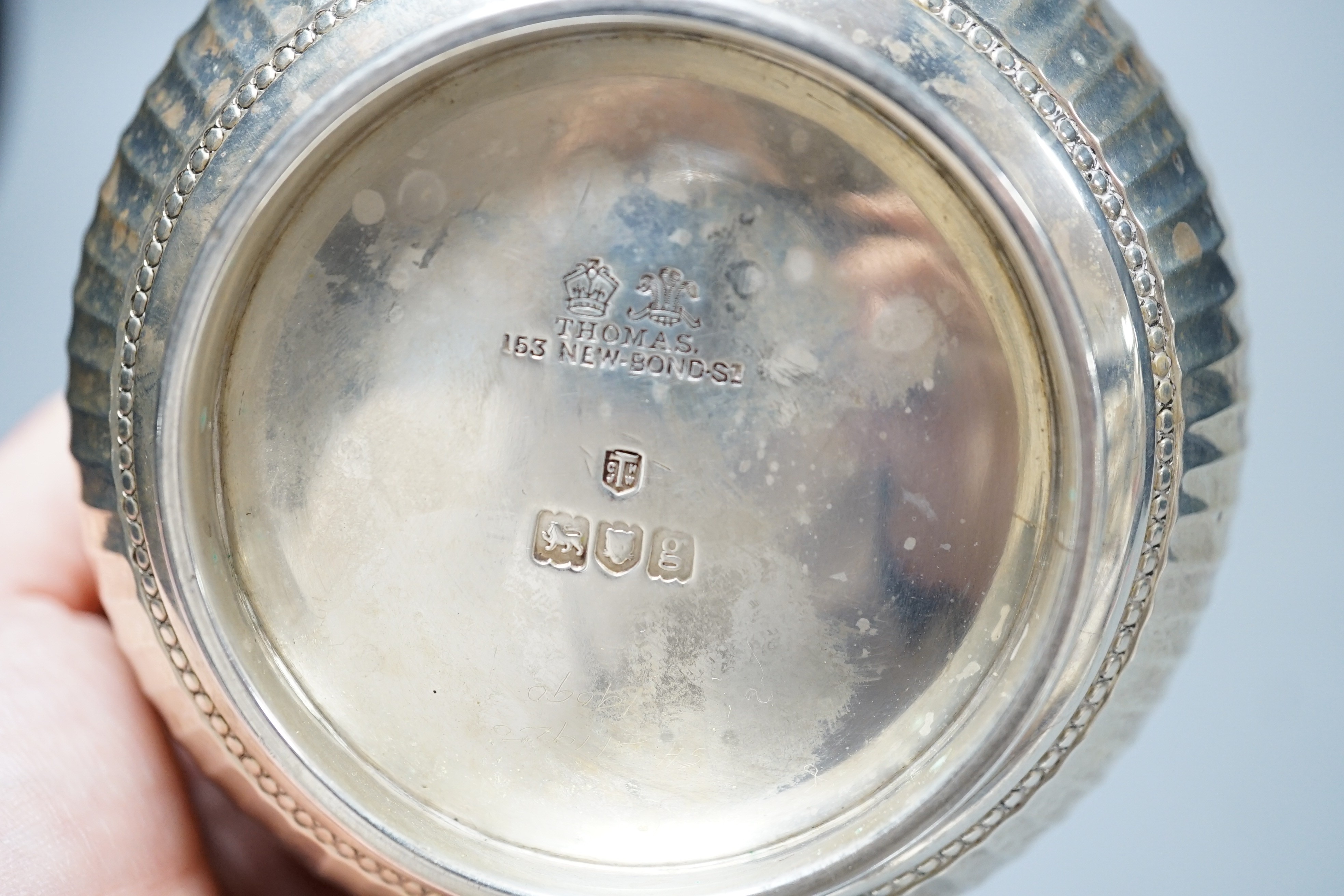 An Edwardian fluted silver sugar bowl, Thomas of New Bond Street, London, 1902, diameter 11.2cm, 8.9oz.